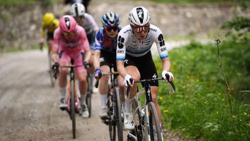 Pazzesco numero di Demi Vollering verso Saluzzo, il Giro è suo! E una grande Longo Borghini si prende la tappa finale