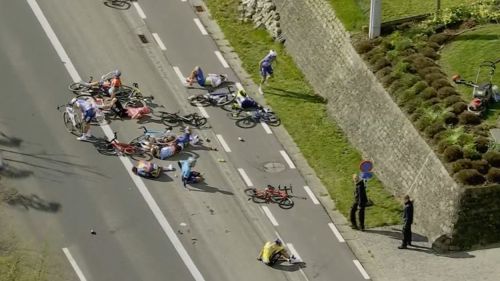 Per Van Aert i danni sono più seri del previsto, c'è anche una frattura allo sterno: Giro d'Italia addio