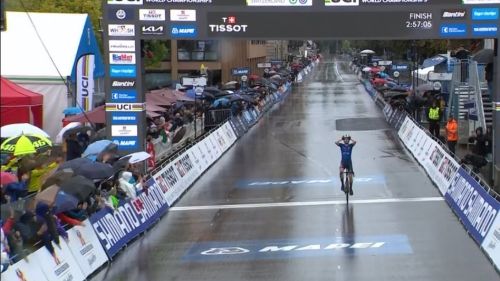 Diciassette anni dopo Ulissi, la maglia iridata degli jr torna azzurra: che impresa di Lorenzo Finn!