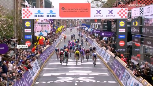 Van der Poel e Van Aert ripresi all'ultimo km, ne approfitta Philipsen che mette la sua firma a Wevelgem