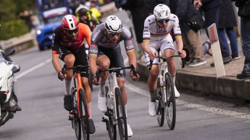 Si presenta la Vuelta n° 80, stasera a Torino sfilata dei team: Ganna al fianco di Bernal nella Ineos