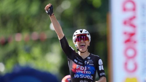 Longo Borghini e Persico anticipano lo sprint, ma non raccolgono nulla. Urla Gery, paura Van der Breggen