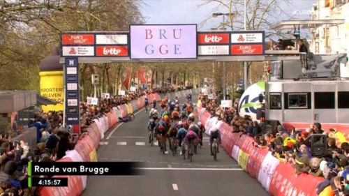 Groenewegen torna a vincere anche nel WT, battuto Philipsen a Brugge. Folle finale Evenepoel-Vingegaard al Catalunya