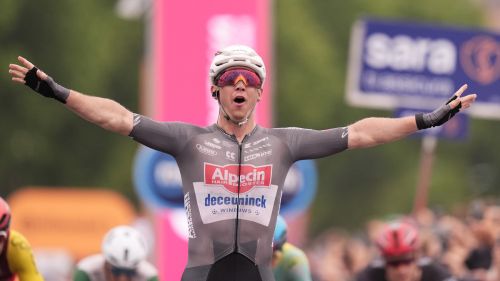 Al Giro succede di tutto: Groves sprinta a Napoli dopo la maxi-caduta di gruppo col ritiro di Hindley