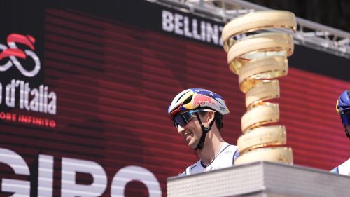 Al Tour esplode il ciclomercato: Hindley dice no alla Visma (che vuole Seixas) e prolunga, addio per Roglic