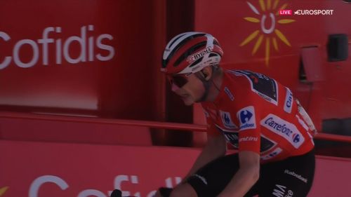 La Vuelta di Vingegaard finisce con la premiazione improvvisata in un parcheggio: Kwiatkowski attacca l'UCI