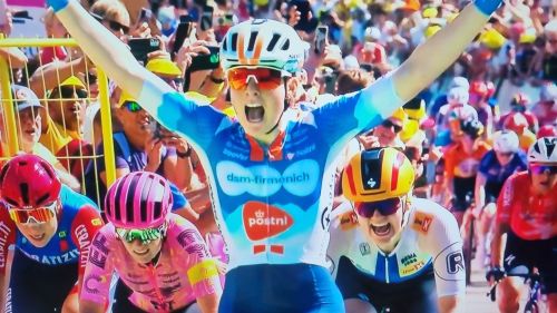 Tour de France Femmes: clamoroso a L'Aia, salta la catena a Wiebes e il colpaccio lo firma Kool!