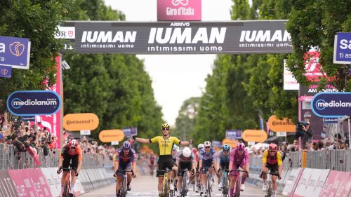 Per Olav Kooij prima da sogno al Tour nel caos di Pau: battuti Kanter e Merlier, Traeen resta in giallo
