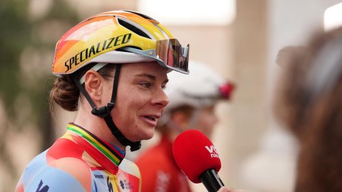 Sotto la pioggia di Astorga, Kopecky in maglia roja regala la vittoria a Bredewold, ancora 3^ Paternoster