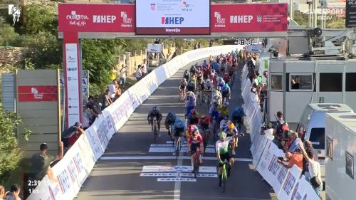 Il gioco di squadra della Caja Rural beffa Viviani: l'azzurro non riesce nel bis, anticipato da Leitao