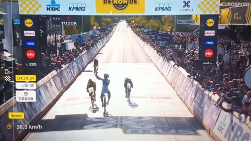 L'iride brilla anche sulla Ronde femminile: 3° Fiandre per super Kopecky, che amarezza Longo Borghini