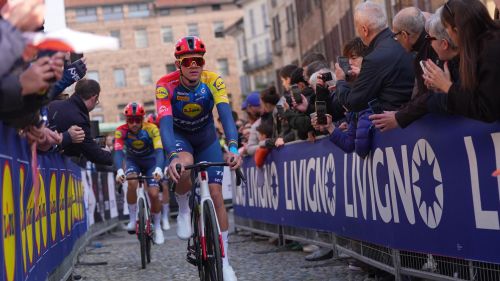 Mads Pedersen rinasce a Foix, terzo hurr&agrave; in carriera al Tour volando in fuga. Traeen nuova maglia gialla