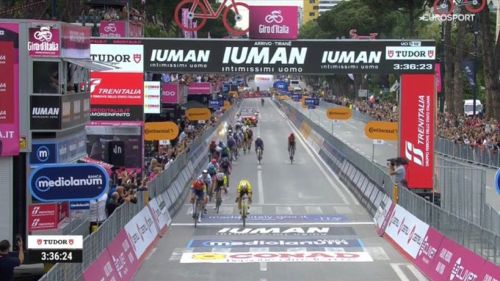 E' Mads Pedersen a vestirsi di rosa: volata perfetta a Tirana, piegato anche Wout Van Aert