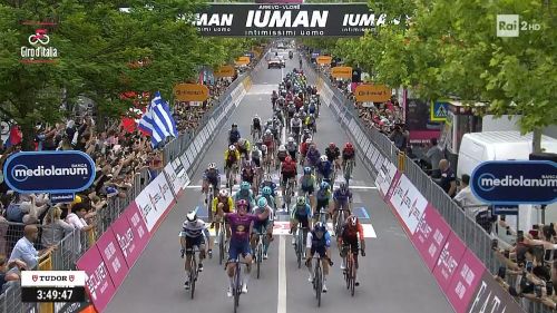 Chiamatelo Mads d'Albania! E' bis Pedersen al Giro e maglia rosa riconquistata, piegato Corbin Strong