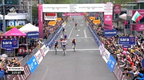 Folle caduta nel finale di Burgas, poi lo sprint vincente di Magnier: è francese la prima maglia rosa!