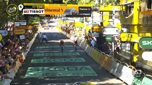 Abrahamsen e Schmid anticipano Van der Poel a Tolosa, caduta e brivido per Pogacar nel finale