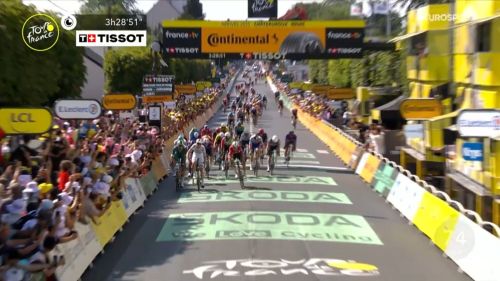Van der Poel eroico, non basta per 700 metri e lo sprint di Chateauroux è di Merlier su Milan