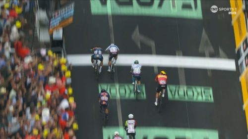 Milan, questione di centimetri nella gran sfida con Merlier: dramma Philipsen, troppe cadute nel finale