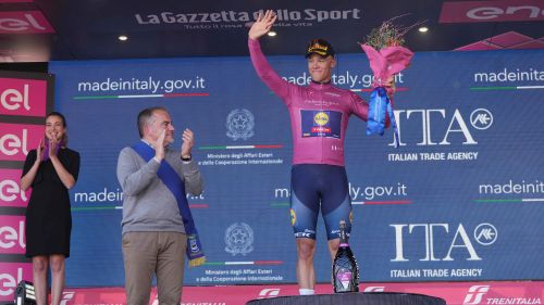 Alle 13.00 parte la 5^ tappa del Giro: da Genova a Lucca un'altra probabile volatona, Milan va per la doppietta