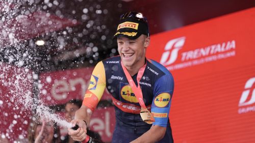 La rinascita di un campione: tutti felici al Giro per il trionfo di Alaphilippe. 'E' un nuovo inizio per me'