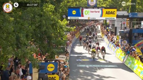 Milan beffato al photofinish da Brennan; Renewi Tour, ecco lo sprint regale di Olav Kooij