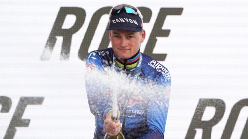 E' un finale pazzesco a Parigi! Van der Poel resiste al gruppo dopo l'azione con Pogacar che conquista il 5° Tour