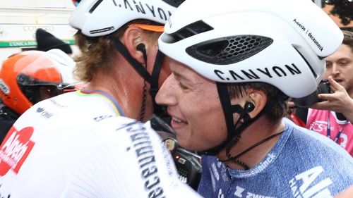 Volata da brividi per aprire il Giro d'Abruzzo, a Pescara è Zanoncello a beffare Malucelli