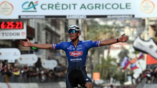 E' vigilia di Classicissima, Van der Poel si sente pronto ma Pogacar promette battaglia. Forfait di Ewan