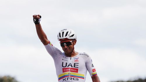 Strepitoso tris di Jhonatan Narvaez a Chiavari, battuto nello sprint a due Mas: italiani dell'Astana sfortunatissimi