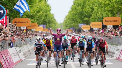Il Giro riposa in Puglia, domani l'attesa prima volata di gruppo a Lecce. Pedersen esalta Ciccone, Van Aert si interroga
