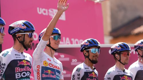 La Vuelta sul tostissimo Morredero, ma il caos proteste può bloccare tutto. Oggi anche il Giro della Toscana