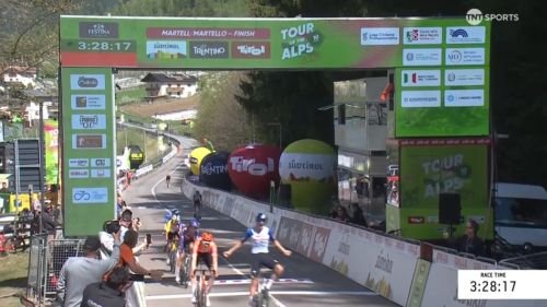 Pellizzari da pronostico, la risolve in volata per tappa e maglia al Tour of the Alps! Gran 3° Gaffuri