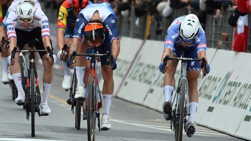 Van der Poel magico, Philipsen pure: grande vittoria del fiammingo che si riaccende al Tour e per la verde...