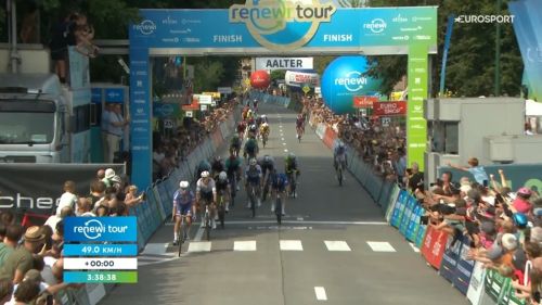 Renewi Tour: caos e cadute nel finale di Aalter, si riscatta Philipsen lanciato dal solito Van der Poel