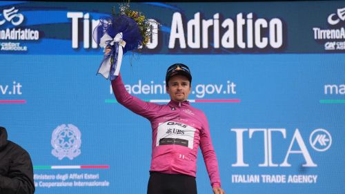 Bittner rimonta per un soffio Van Aert, è successo ceco alla Vuelta nella volatona di Siviglia