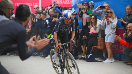 Pidcock si prende la rivincita su Dati nello sprint di Arco, Pellizzari resta leader. Finn, ritiro amarissimo