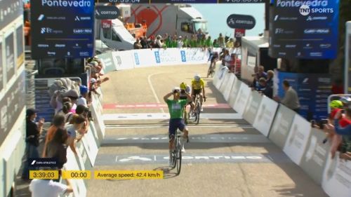 Bellissima prima vittoria da pro per Alessandro Pinarello a chiudere O Gran Camino, la generale a Yates