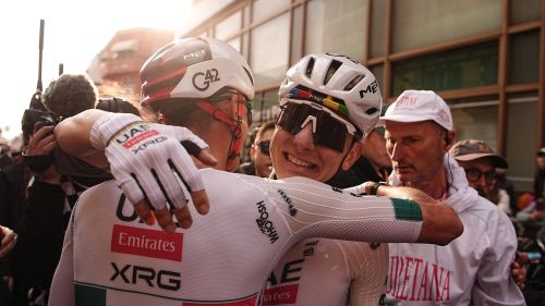 E ora... tutti in treno a Parigi! Pogacar proverà a vincere l'ultima tappa del suo 5° Tour? Da pelle d'oca l'arrivo con Isaac