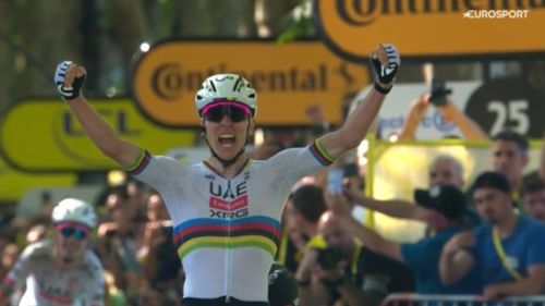 Che spettacolo a Rouen! Pogacar fa 100 domando Van der Poel (che resta in giallo) e Vingegaard
