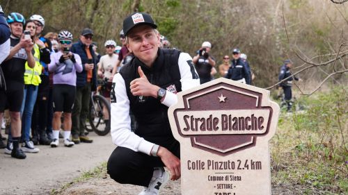 Il cippo di Colle Pinzuto dedicato a Pogacar, tre volte re della Strade Bianche: la cerimonia con Cancellara