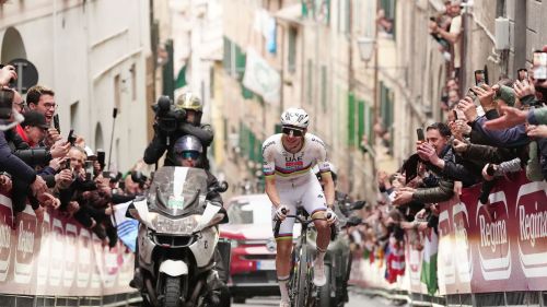 Dopo due successi allo sprint, Pogacar vola in solitaria per il tris che vale l'ipoteca sul Giro di Romandia