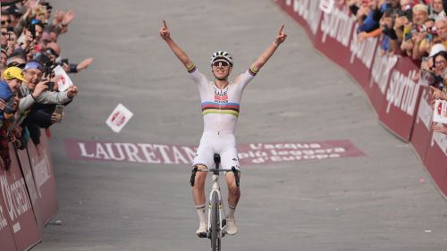 Il quarto volo di Pogacar in Piazza del Campo, è record alla Strade Bianche per il campione del mondo