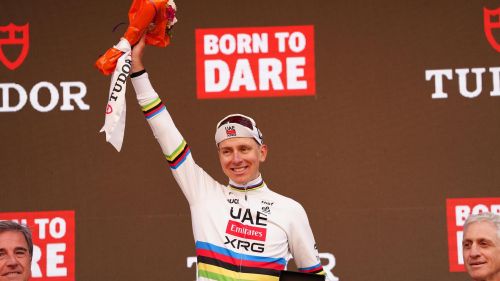 Ennesimo, strepitoso assolo di Pogacar: Van der Poel deve cedere ancora il Fiandre, gran Evenepoel sul podio