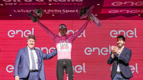 Pogacar, solo tu! Un finale da fenomeno della maglia rosa per battere Ganna a crono e ipotecare il Giro