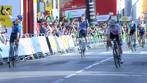 Pogacar stretto nella morsa Israel, Schultz lo beffa nell'apertura della 103^ Volta a Catalunya