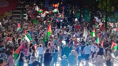 I manifestanti bloccano Madrid, la Vuelta finisce senza la volata: termina nel peggior modo l'edizione vinta da Vingegaard