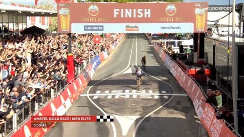 Super Evenepoel per la sua prima Amstel, piegato a duello Skjelmose: top ten per un grande Frigo