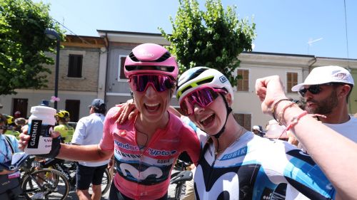 Reusser rientra e batte Vollering nel duello di Waregem: la Dwars door Vlaanderen è dell'elvetica