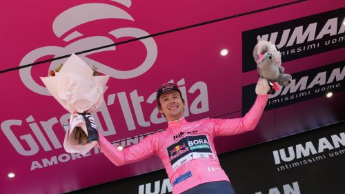 Il Giro lascia l'Albania con i 160 km senza respiro attorno a Valona: Pedersen si riprende la rosa da Roglic?