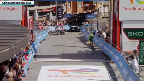 Roglic, ecco il primo urlo in maglia Bora pur... sbagliando strada nella crono dei Baschi. Evenepoel cade ed è 4°